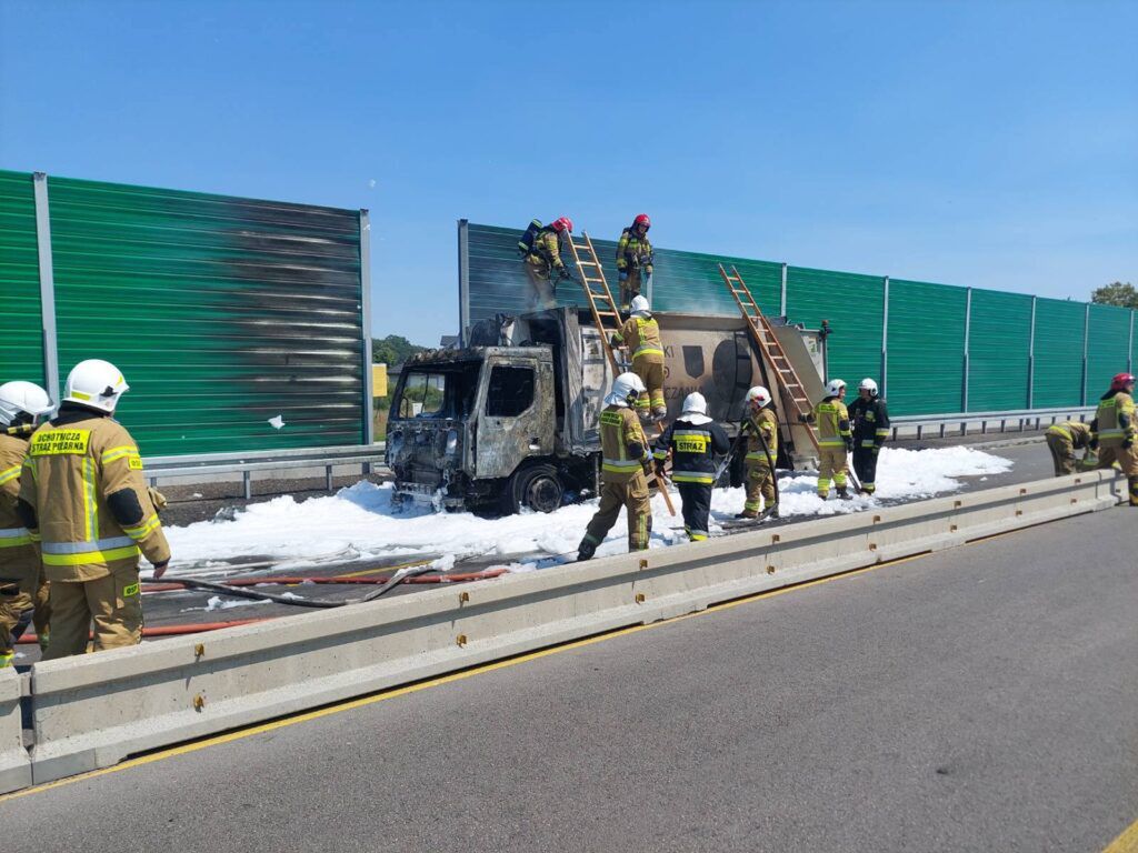 Pożar śmieciarki na DK7 w stronę Gdańska. Policja kieruje na objazdy