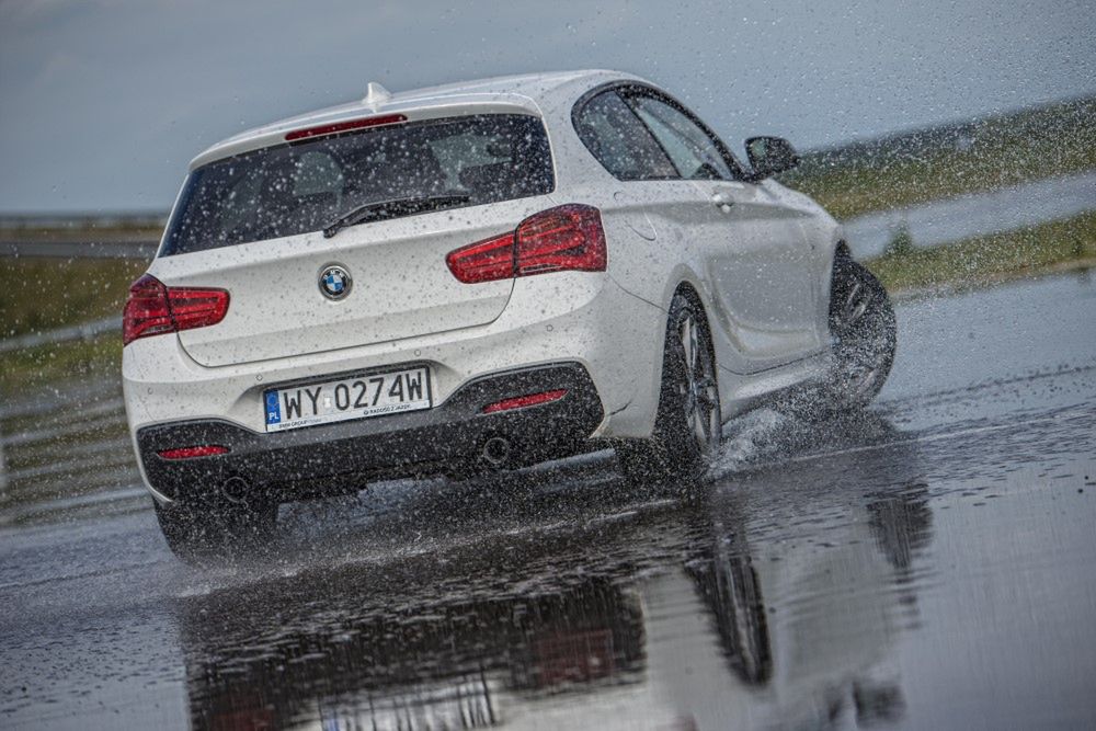 Mocna ośka M135i z odłączonymi kagańcami i mokra płyta poślizgowa - sama myśl o tym stawia auto bokiem, ale kontrola poślizgu nie jest już taka łatwa, wymaga wiele doświadczenia i praktyki.