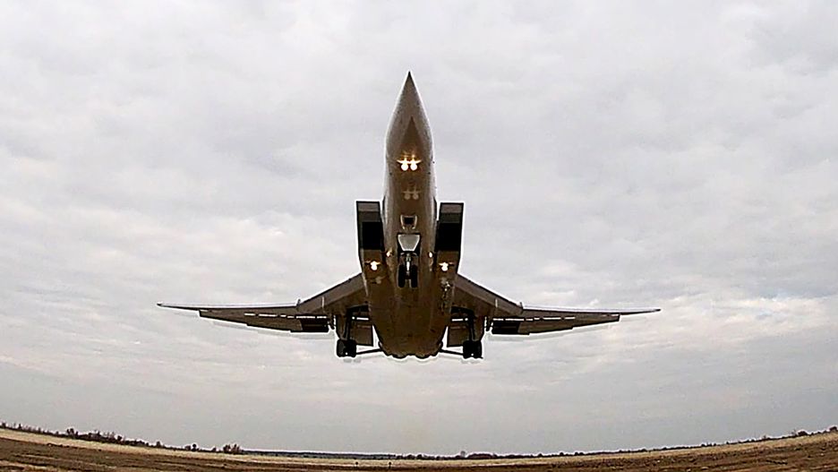 Bombowiec Tu-22M3 przenoszący pociski Ch-32