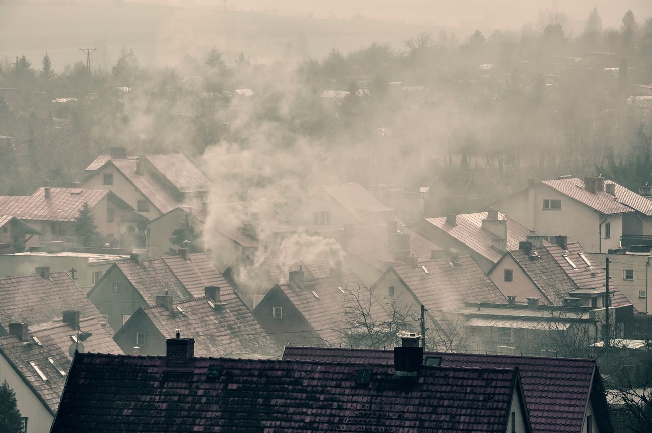 Dym unosi się nad osiedlami. Polacy nie mają węgla