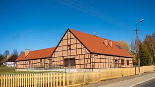 Zajazd z Łobżenicy otwarty w skansenie w Osieku nad Notecią