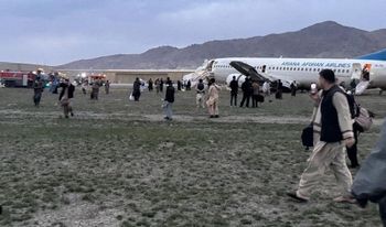 Pechowe zakończenie lotu. Boeing zjechał z pasa tuż po lądowaniu