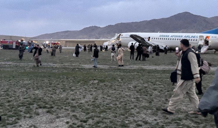 Pechowe zakończenie lotu. Boeing zjechał z pasa tuż po lądowaniu