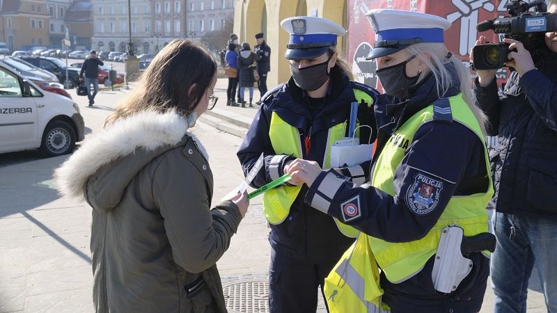Policjanci rozdawali przechodniom odblaski