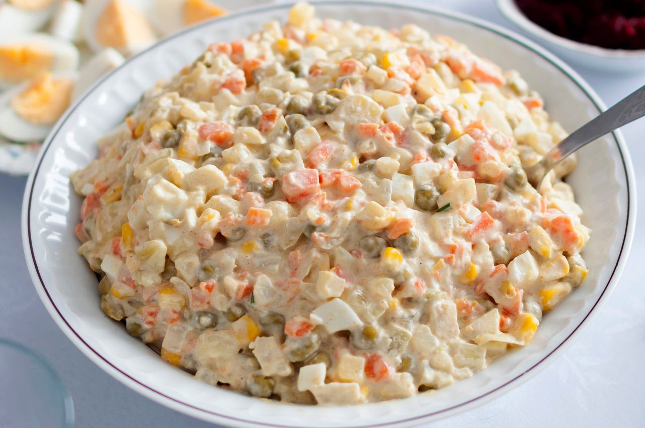 Zapomnij o rozgotowanej brei. Jak długo gotować warzywa na sałatkę jarzynową?