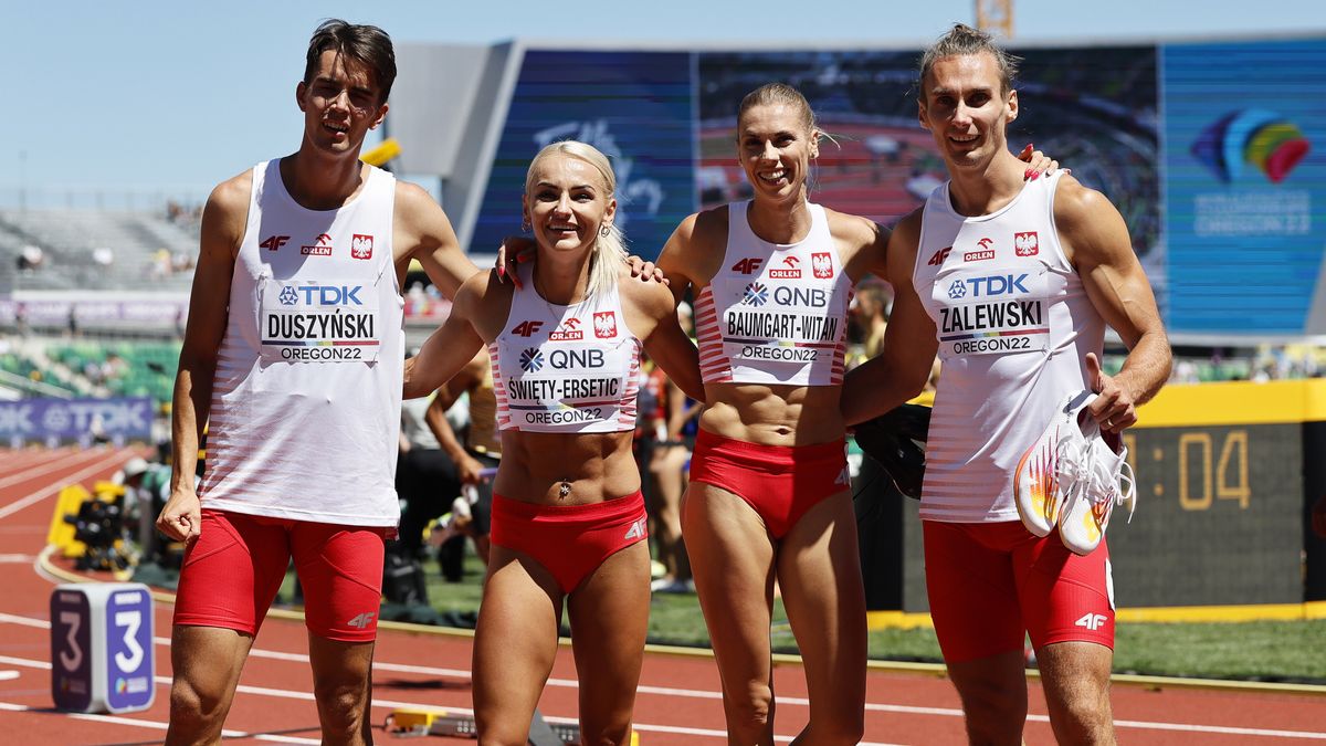 Poland's (L-R) Kajetan Duszynski, Justyna Swiety-Ersetic, Iga Baumgart-Witan, and Karol Zalewski react after competing during the 4x400m Mixed Relay heats at the World Athletics Championships Oregon22 at Hayward Field in Eugene, Oregon, USA, 15 July 2022. EPA/John G. Mabanglo Dostawca: PAP/EPA.