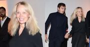 Naturalna Pamela Anderson maszeruje na celebrycką imprezę w towarzystwie 28-letniego syna. Przystojniak?