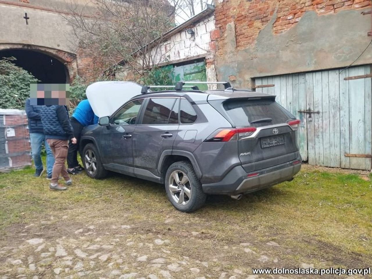 Wołów: 31-latek ukradł z wypożyczalni auta warte pół miliona, 29-letnia kobieta była jego paserką