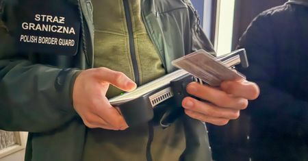 Wozili pasażerów, choć przebywali w Polsce nielegalnie. SG zatrzymała 4 mężczyzn