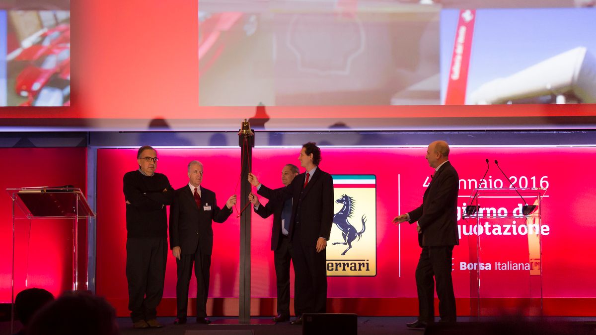 M.in. Sergio Marchionne, Piero Ferrari i John Elkann podczas debiutu Ferrari na Giełdzie Papierów Wartościowych w Mediolanie (2016)