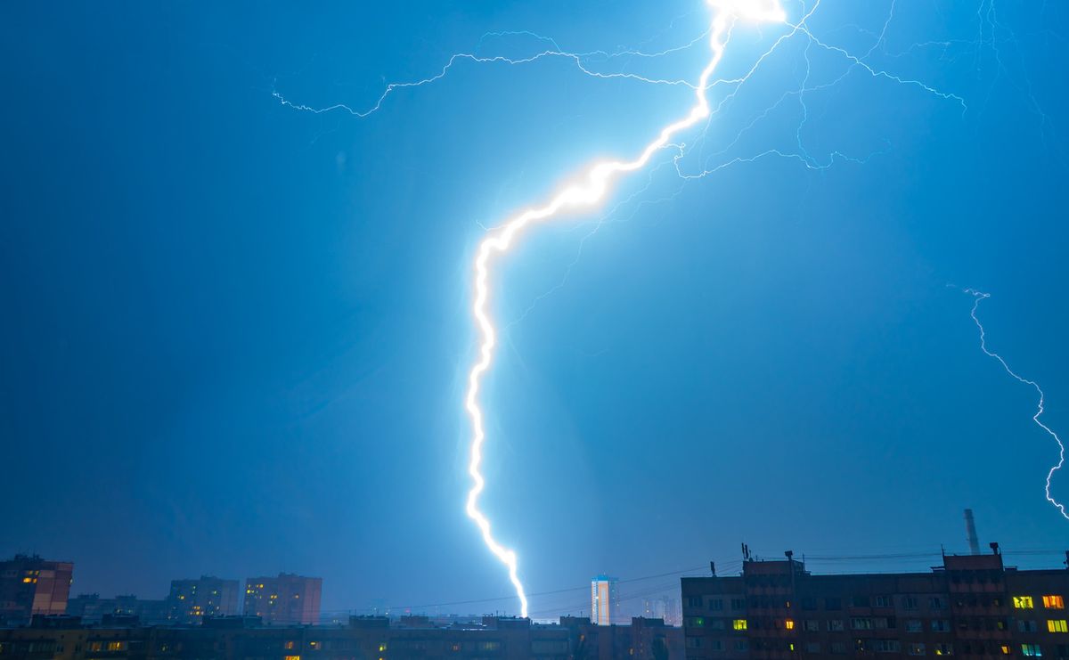 pogoda, burze, lokalne Zbliża się ogromna nawałnica, zagrożenie życia. Podali listę powiatów