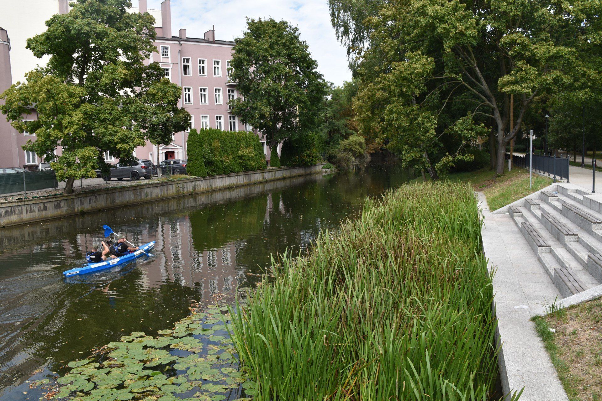 Burmistrz płynie kajakiem przez kraj, by wspomóc dom dziecka. Następna stacja? Poznań