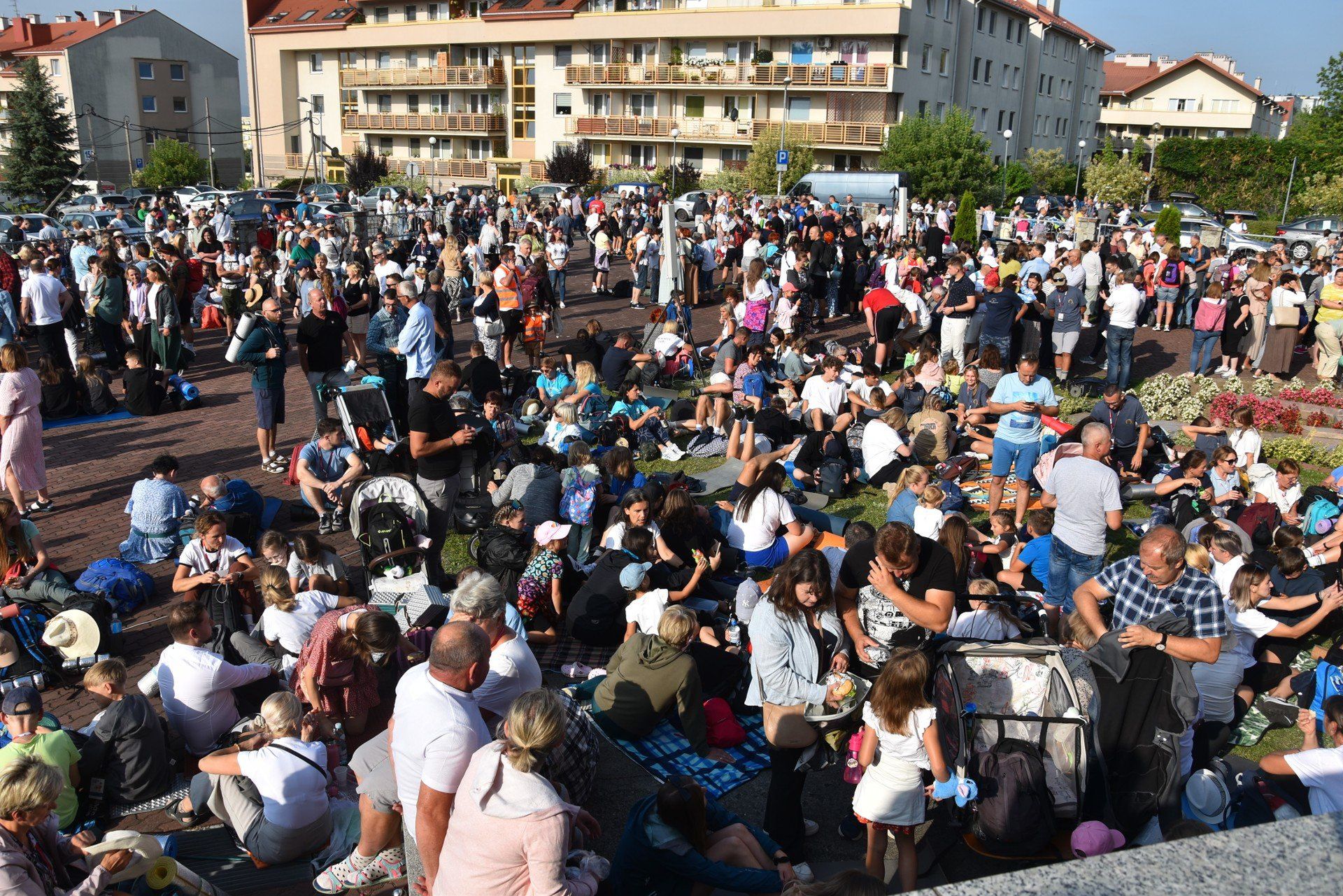 Wyjście Pieszej Pielgrzymki Tarnowskiej na Jasną Górę odbyło się po mszy św. przy kościele bł. Karoliny w Tarnowie. Pątnicy wyruszyli w ponad 20 grupach