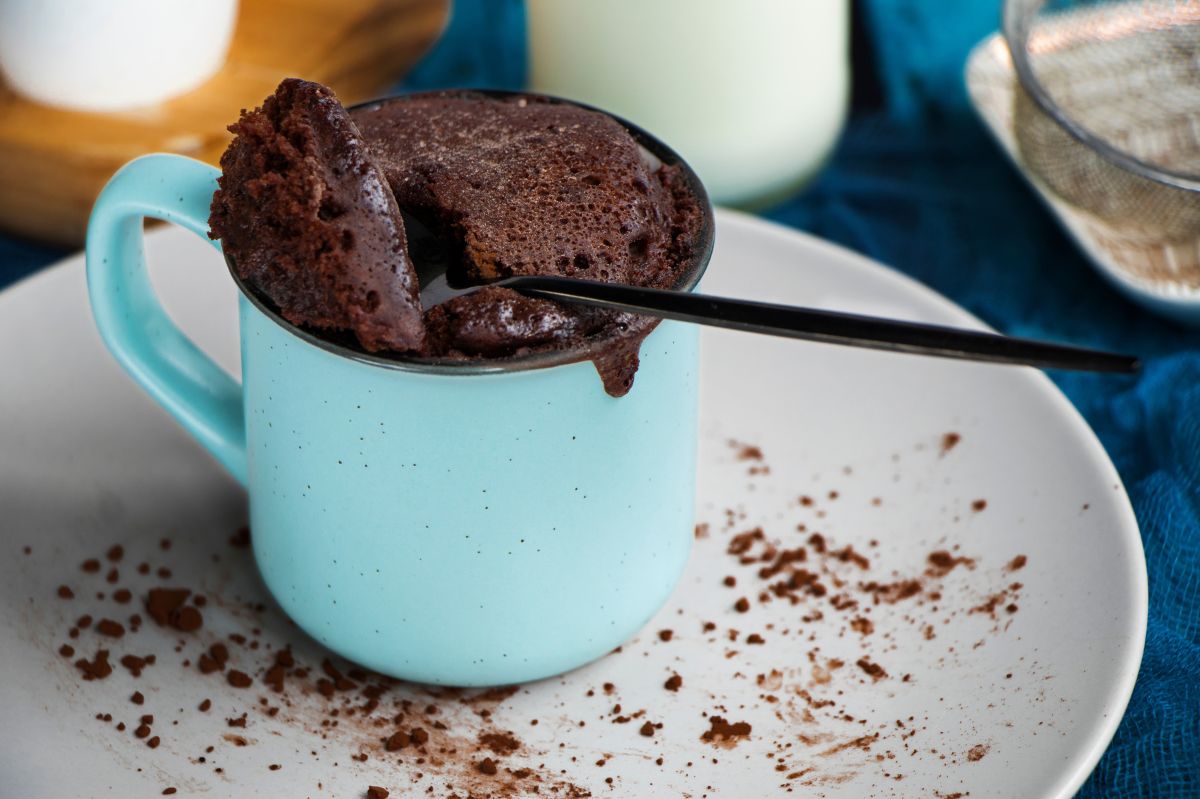 Puszyste ciasto czekoladowe, które zrobisz w 3 minuty. Nie potrzebujesz nawet piekarnika