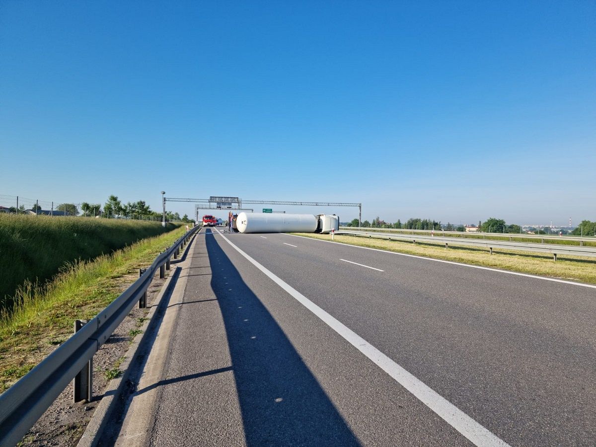 Cysterna przewróciła się na obwodnicy Lublina