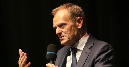 Donald Tusk komentuje zamieszczenie tęczowej flagi na pomniku Chrystusa