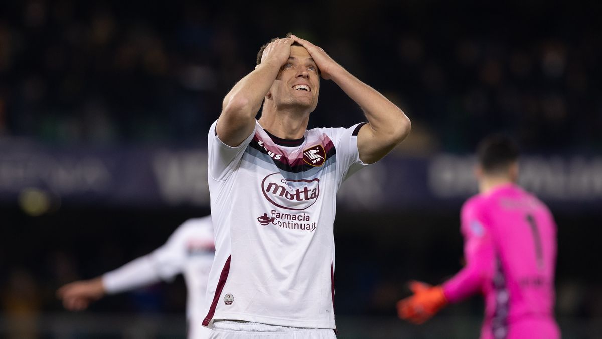 VERONA, ITALY - FEBRUARY 13: Krzysztof Piatek of US Salernitana 1919 reacts after missing a chance to equalize the match during the Serie A match between Hellas Verona and Salernitana at Stadio Marcantonio Bentegodi on February 13, 2023 in Verona, Italy. (Photo by Emmanuele Ciancaglini/Ciancaphoto Studio/Getty Images)