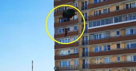 Warszawa. Nowe informacje ws. skoku z 20. piętra ze spadochronem