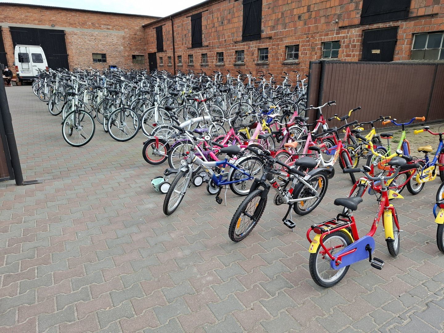 Z Wrocławia dojedziesz w godzinę. Ta wioska to wielkie targowisko. Co można kupić?