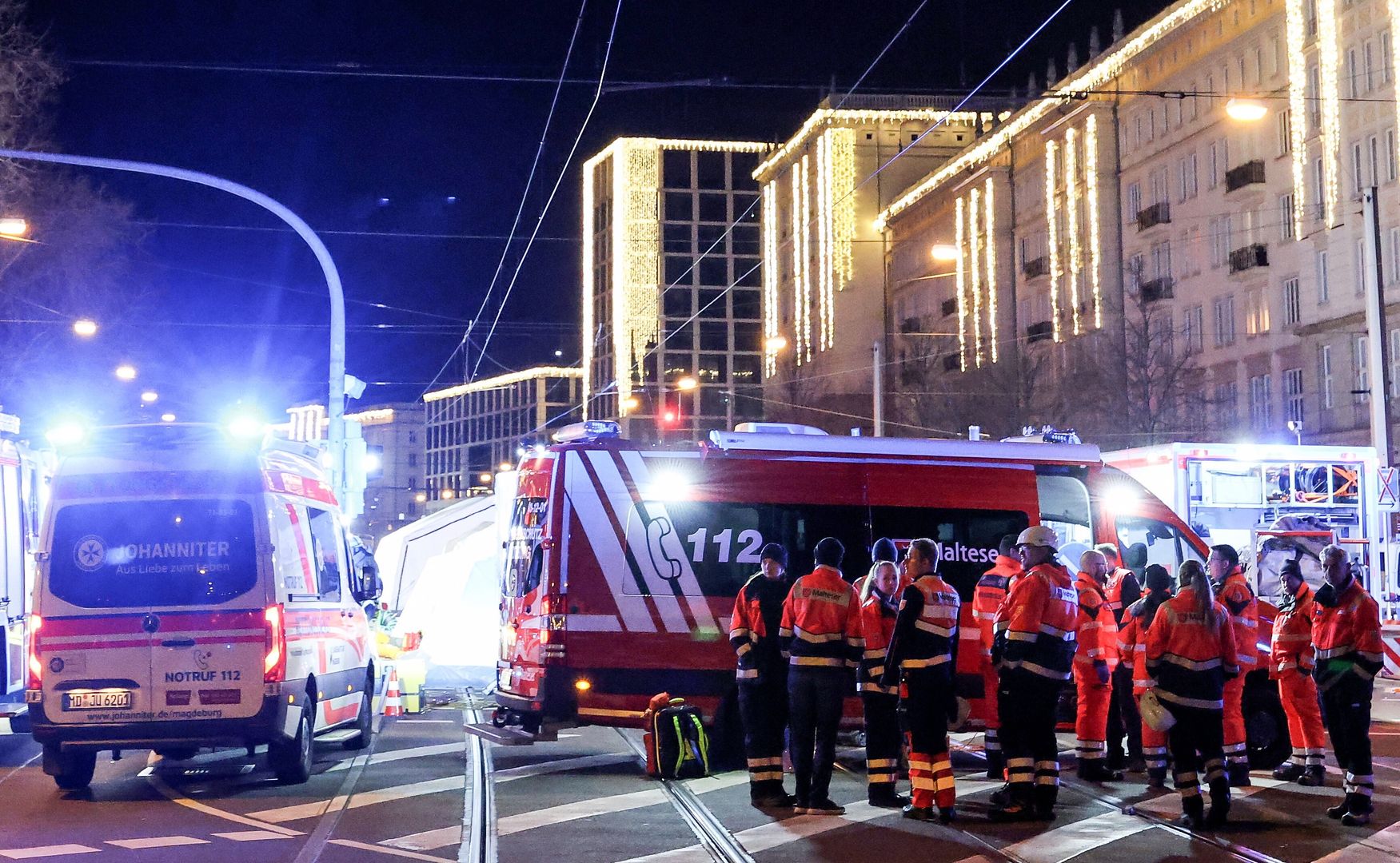 Emergency services at the scene after at least one person was killed and dozens injured after a car was driven into a crowd at the Christmas market in Magdeburg, Germany, 20 December 2024. Eyewitnesses told broadcaster MDR that the car drove straight into the crowd at the market in the direction of the town hall. According to a statement by the Magdeburg police on social media a suspect was taken into custody. EPA/FILIP SINGER Dostawca: PAP/EPA.