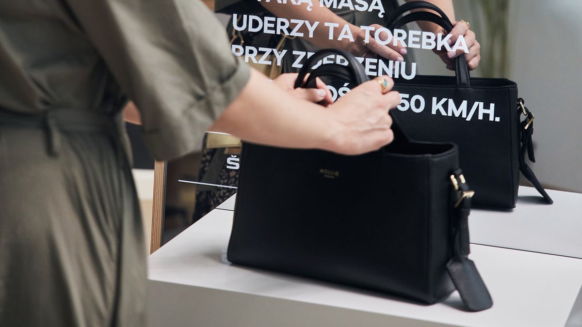 16 kg to masa, z jaką zwykła torebka oddziałuje podczas awaryjnego hamowania z prędkości 50 km/h