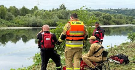 Dramatyczna akcja ratunkowa na Dunajcu. Ciągnik wpadł do rzeki