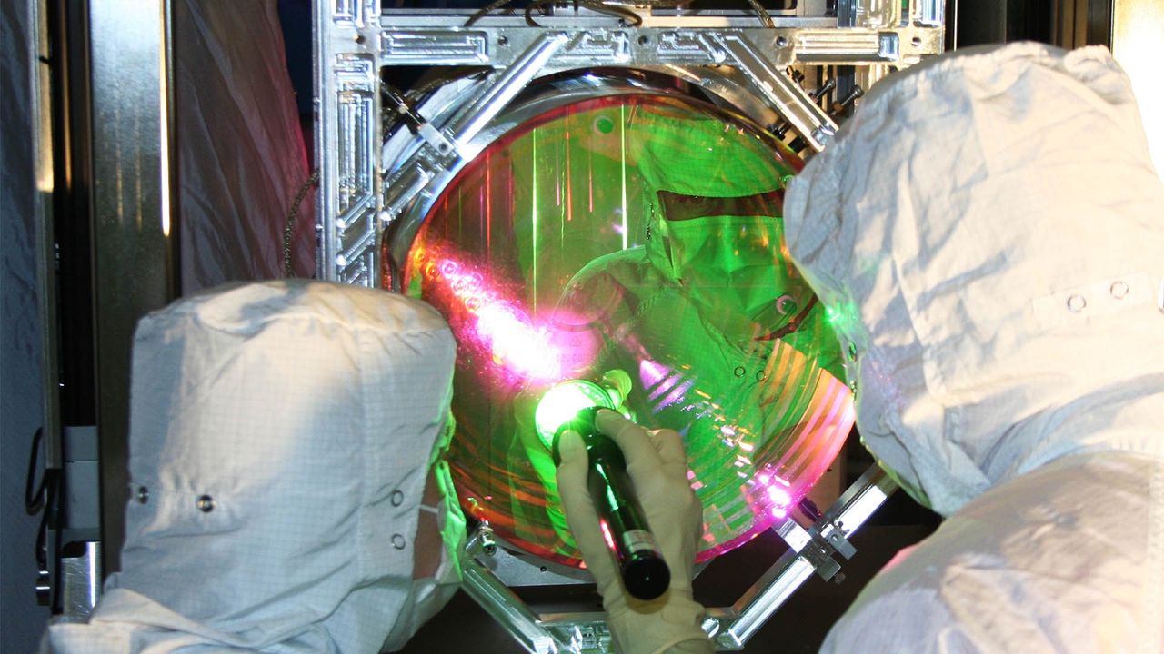 Zwierciadła zainstalowane w interferometrach LIGO należą do najprecyzyjniej wykonanych obiektów na świecie.
