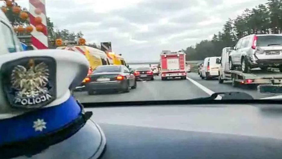 Kierowcy zablokowali korytarz życia na A2