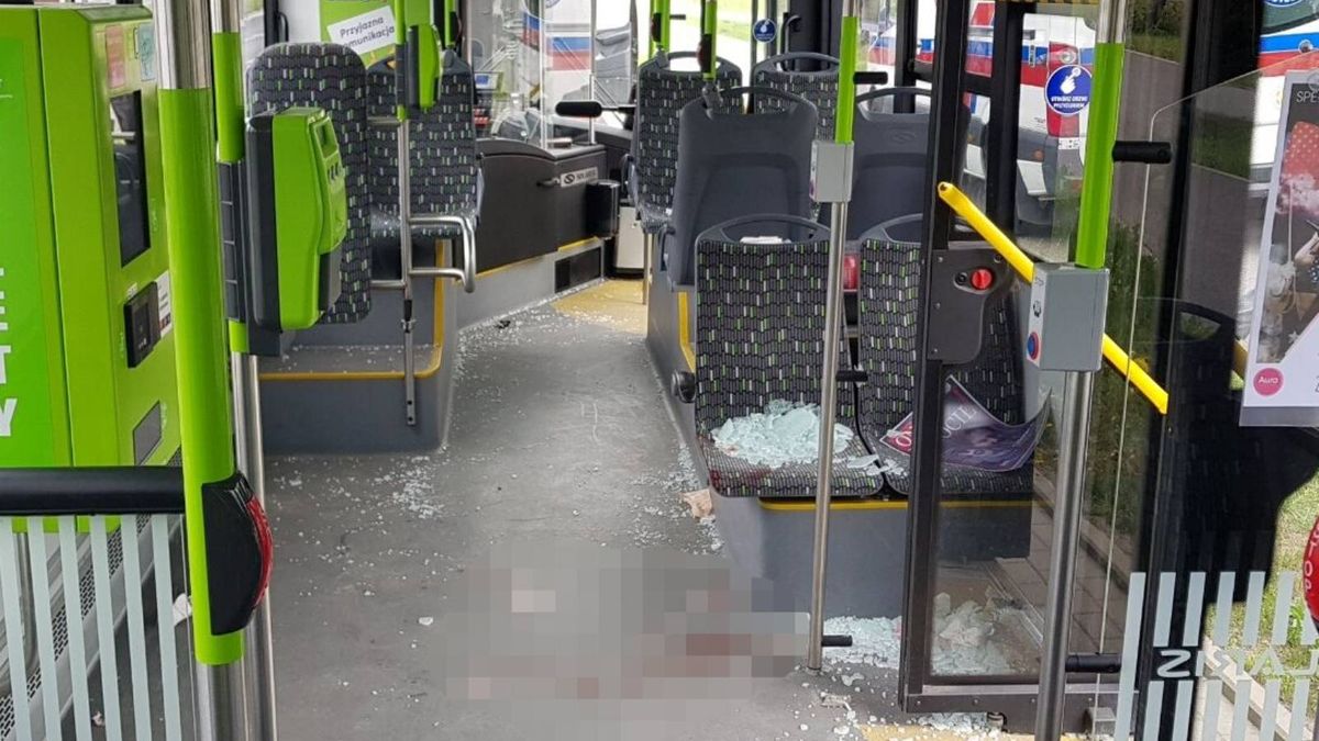 Groźny wypadek w Olsztynie, pieszy wpadł pod autobus