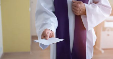 Kobieta nie wytrzymała. Ksiądz na kolędzie otworzył przy niej kopertę