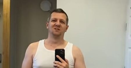 "Wziął rosyjską szczepionkę przeciwko COVID-19". Film hitem internetu