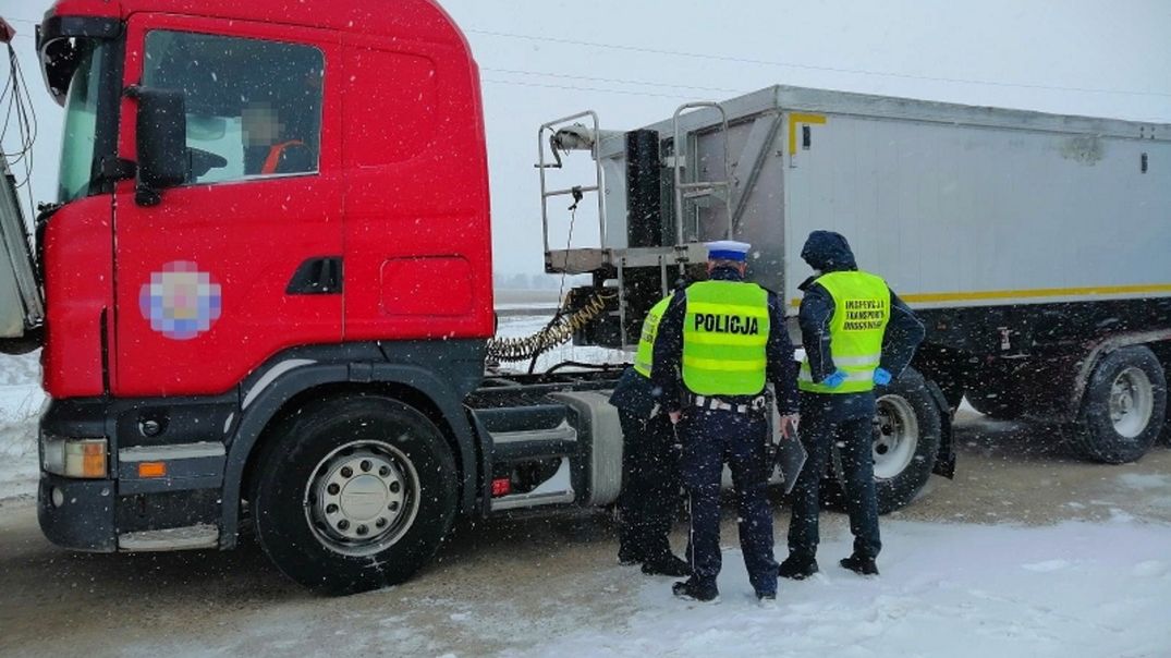 Policjanci z Bytowa wyjaśniają okoliczności koszmarnego wypadku, do którego doszło w żwirowni w Ostrowitem w gminie Lipnica.
