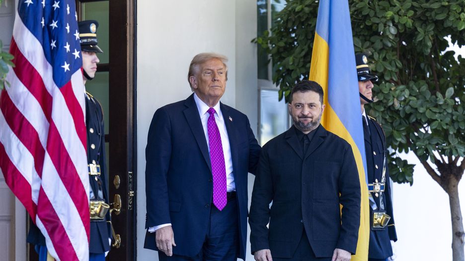 US President Donald Trump (L) greets Ukrainian President Volodymyr Zelensky as he arrives at the West Wing of the White House in Washington, DC, USA, 17 October 2025. The leaders are scheduled for a working lunch in the Cabinet Room, where President Zelensky is expected to request long-range missiles as part of an arms package. EPA/SHAWN THEW Dostawca: PAP/EPA.
