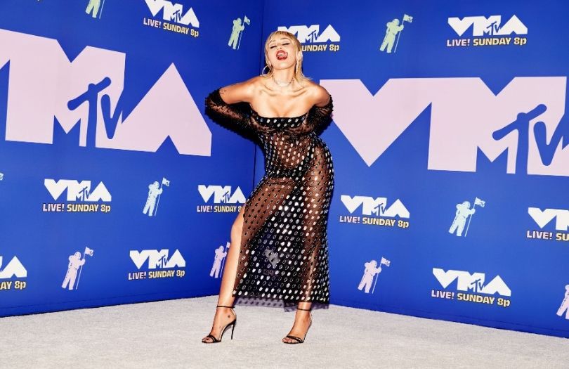 Miley Cyrus wróciła do dawnych nawyków? Wokalistkę przyłapano w barze w LA, gdzie flirtowała z muzykiem, Youngbludem