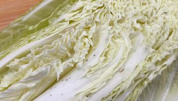 Wielu kupuje kapustę pekińską, a później widzi na niej czarne kropki. Mało kto wie, co to oznacza