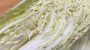 Wielu kupuje kapustę pekińską, a później widzi na niej czarne kropki. Mało kto wie, co to oznacza