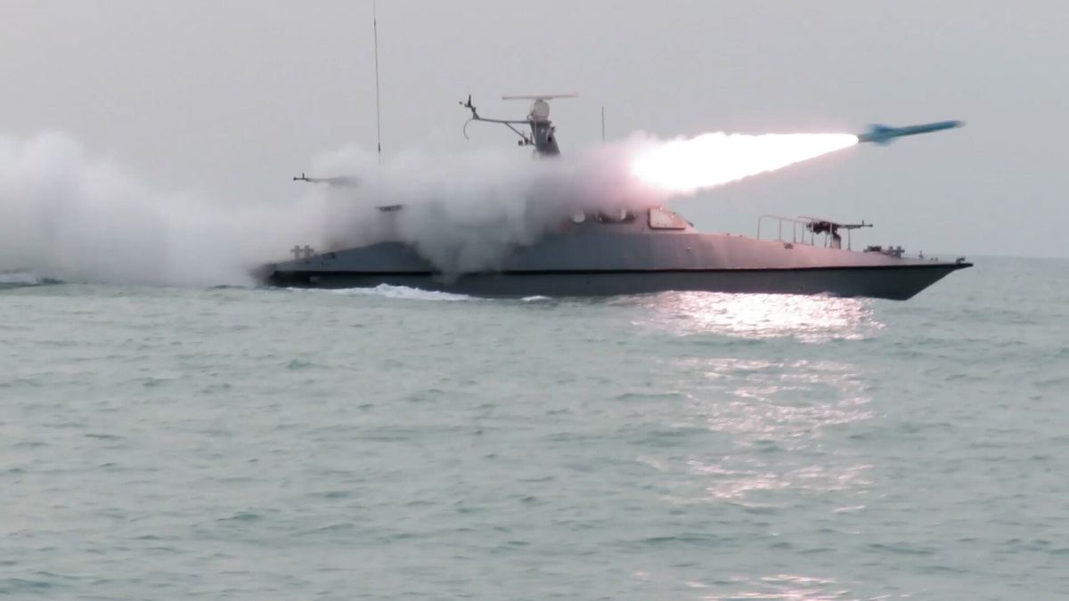 A handout photo made available by Iran's Islamic Revolutionary Guard Corps (IRGC)'s official website Sepahnews on 16 February 2026 shows IRGC members participating in a military drill in the Persian gulf, southern Iran. The IRGC launched a large-scale exercise in the Strait of Hormuz, state media reported. The drills follow an increased US military presence in the Middle East amid heightened regional tensions. EPA/SEPAHNEWS HANDOUT -- MANDATORY CREDIT-- BEST QUALITY AVAILABLE -- HANDOUT EDITORIAL USE ONLY/NO SALES Dostawca: PAP/EPA.