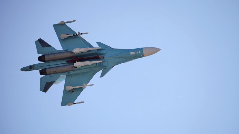 Su-34 z podwieszonym pociskiem Ch-59.