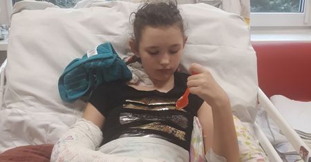 Brat postrzelił 11-letnią siostrę, rodzina nie ma pieniędzy na leczenie