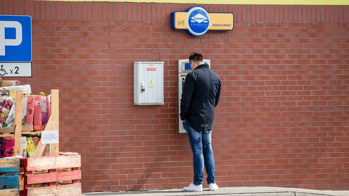Biedronka sklep zakupy bankomat