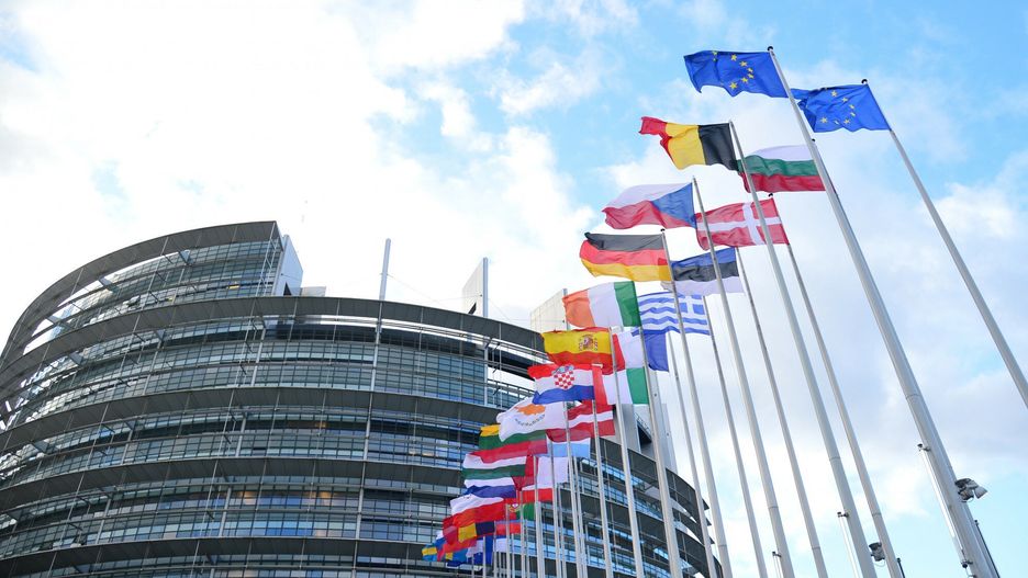 Skandal związany z węgierskim europarlamentarzystą zbiegł się z konfliktem między Budapesztem a Brukselą