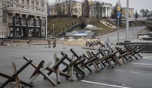 Kijów przygotowuje się do oblężenia. Na ulicach coraz więcej przeciwpancernych "jeży"