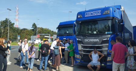 Strajk głodowy kierowców polskiej firmy w Niemczech. Niebieskie TIR-y wciąż stoją