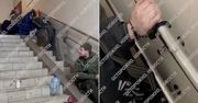 Rosyjscy żołnierze złożyli skargę. Przykuto ich do poręczy schodów