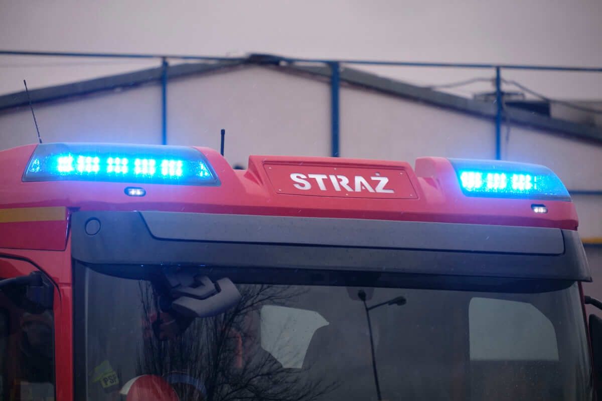 wóz strażacki na sygnałach straż pożarna