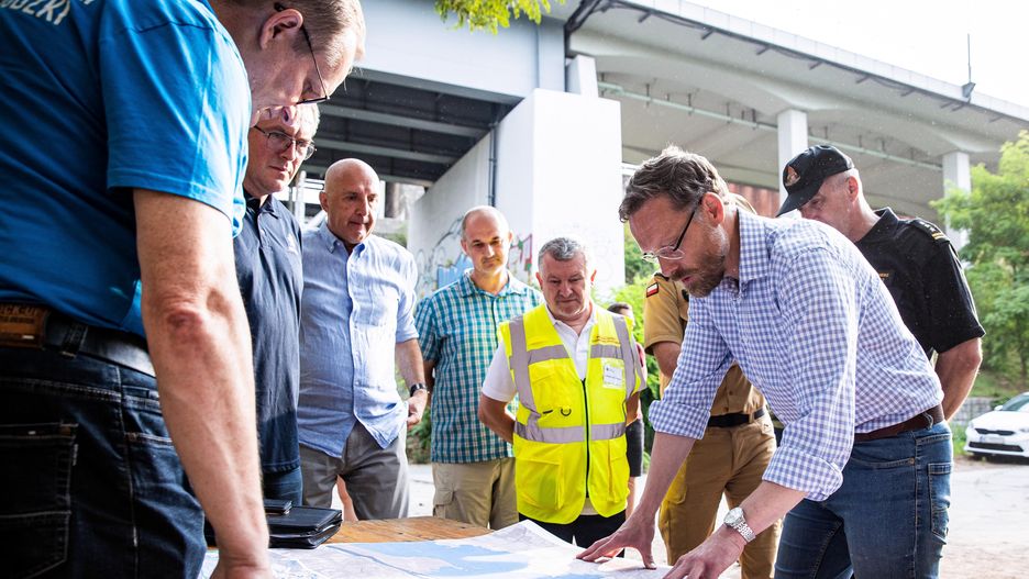 Zbigniew Bogucki
Szczecin, 18.08.2022. Wojewoda zachodniopomorski Zbigniew Bogucki (P) podczas odprawy z udzialem PSP, WOT, w�dkarzy z PZW oraz s�u�b miasta Szczecin przed wyp�yni�ciem �odzi w celu od�awiania martwych ryb z Odry w Szczecinie, 18 bm. (jm/doro) PAP/Jerzy Muszy�ski
Jerzy Muszy�ski
katastrofa ekologiczna, od�awianie, odprawa, Odra, ryby, samorz�dowiec, w�adza lokalna, rzeka, usuwanie