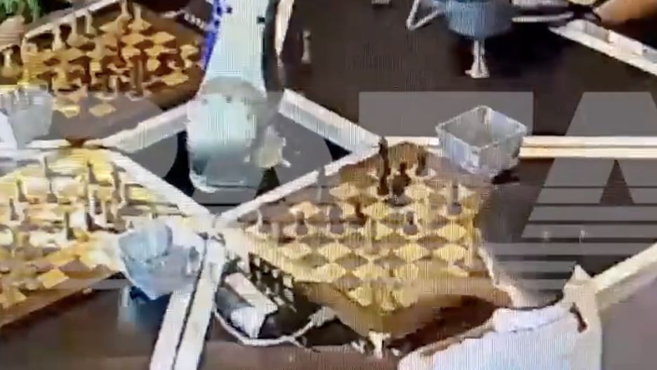 Moment przed wypadkiem z udziałem robota do gry w szachy