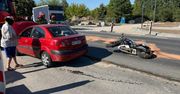 Warszawa. Auto wjechało w tył motocykla na Wilanowie. Motocyklista w szpitalu