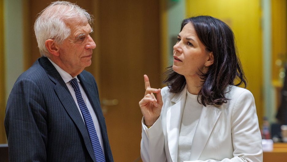 European Union High Representative for Foreign Affairs and Security Policy Josep Borrell (L) and German Foreign Minister Annalena Baerbock talk during an EU Foreign Affairs Council at the EU headquarters in Brussels, Belgium, 18 November 2024. EU Foreign affairs ministers were set to discuss the Russian invasion of Ukraine, the situation in Georgia in light of the parliamentary elections, and transatlantic relations considering the outcome of the US presidential and parliamentary elections. EPA/OLIVIER MATTHYS / POOL Dostawca: PAP/EPA.