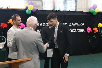 Stopień alarmowy BRAVO zamyka drzwi szkół. Zakończenie roku bez osób postronnych